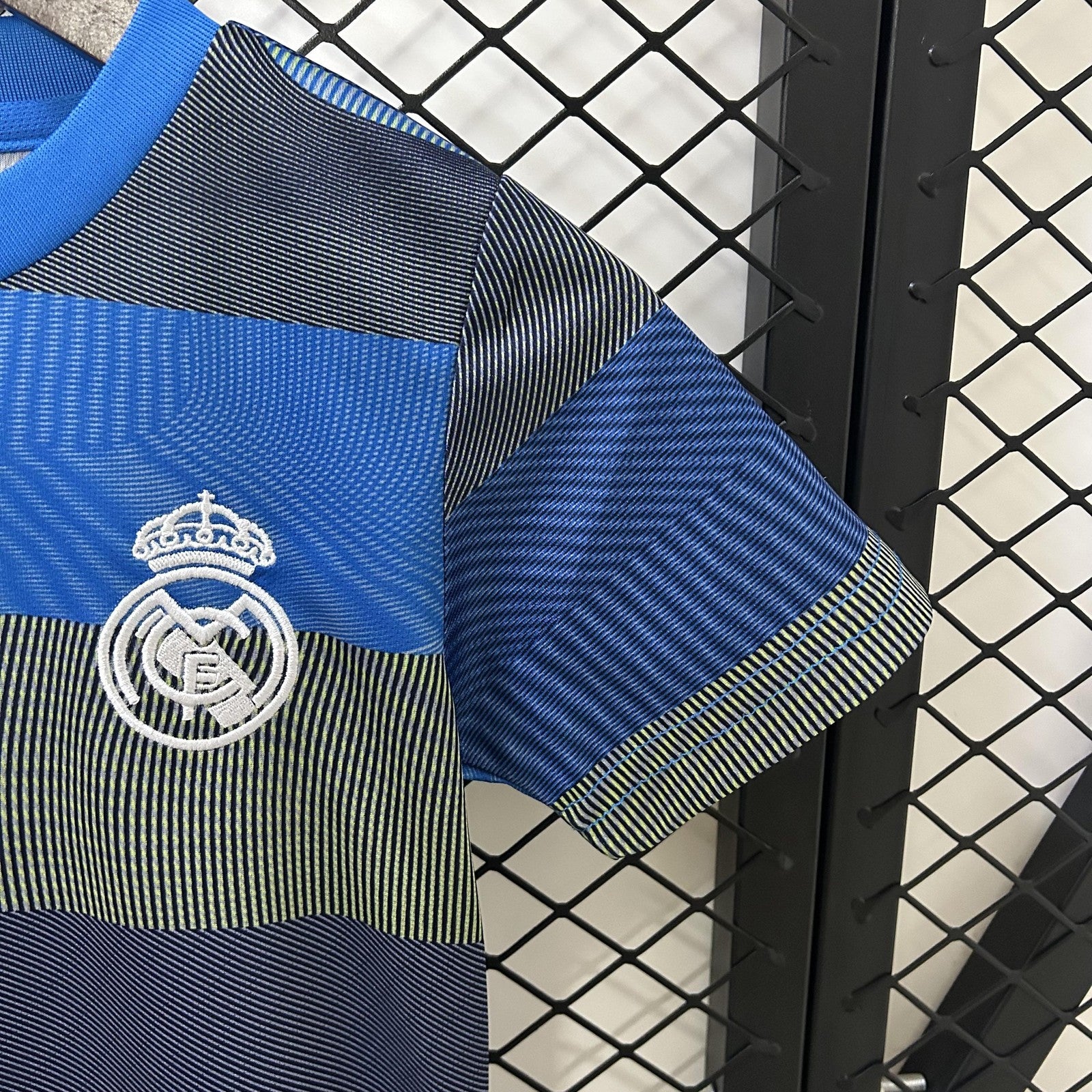 25 26 Kids Real Madrid Training Uniform