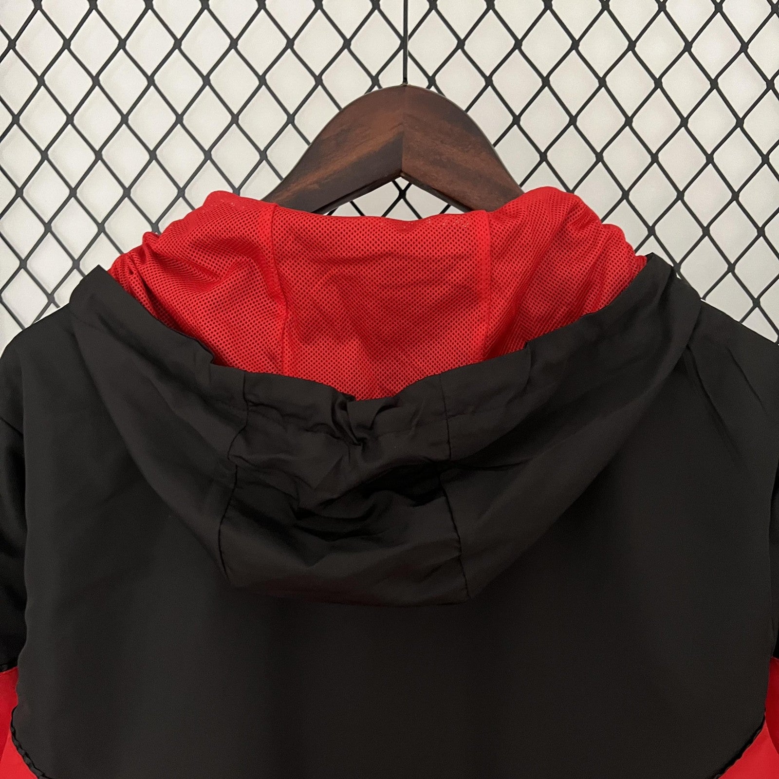 23 24 Windbreaker M U