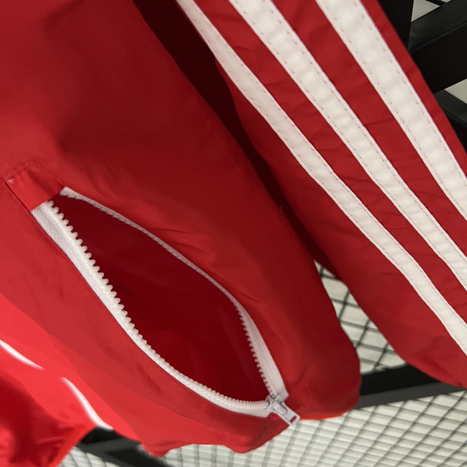 23 24 Windbreaker M U