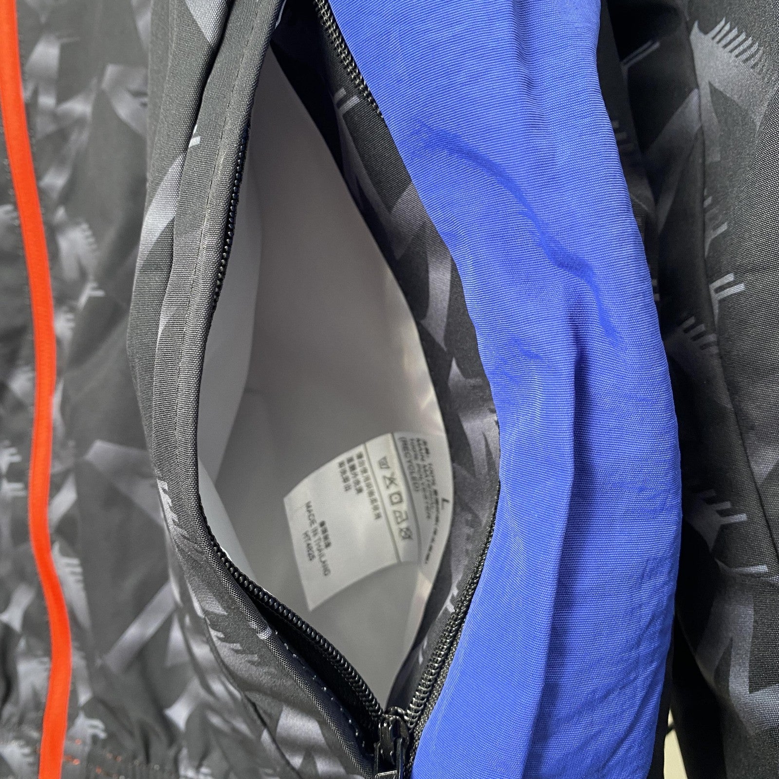 24 25 M U Windbreaker