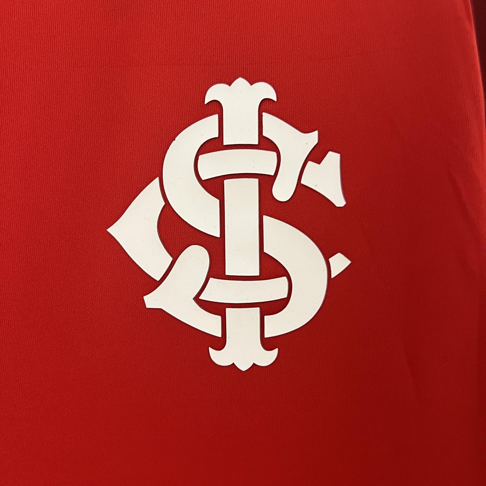 24 25 Internacional Training Wear Red