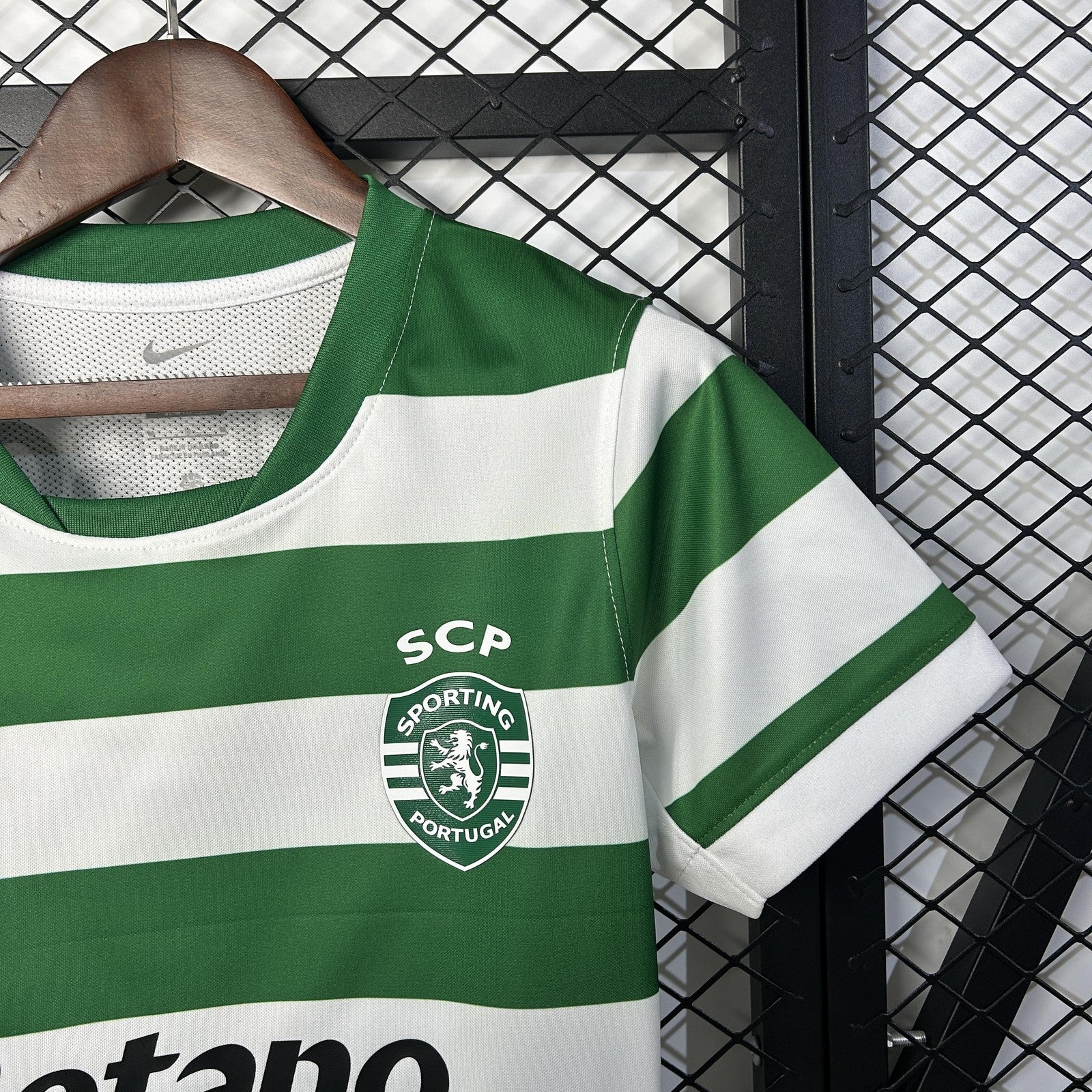 25 26 Woman Sporting Lisbon Home