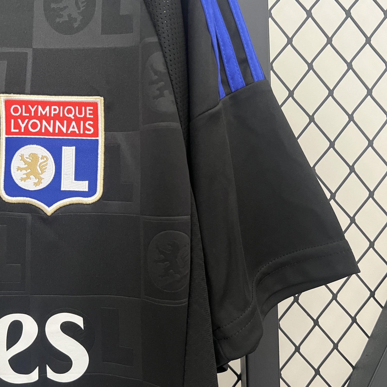 24 25 Lyon Away