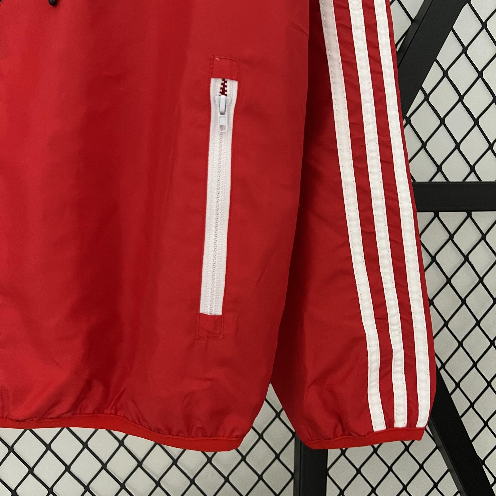 23 24 Windbreaker M U