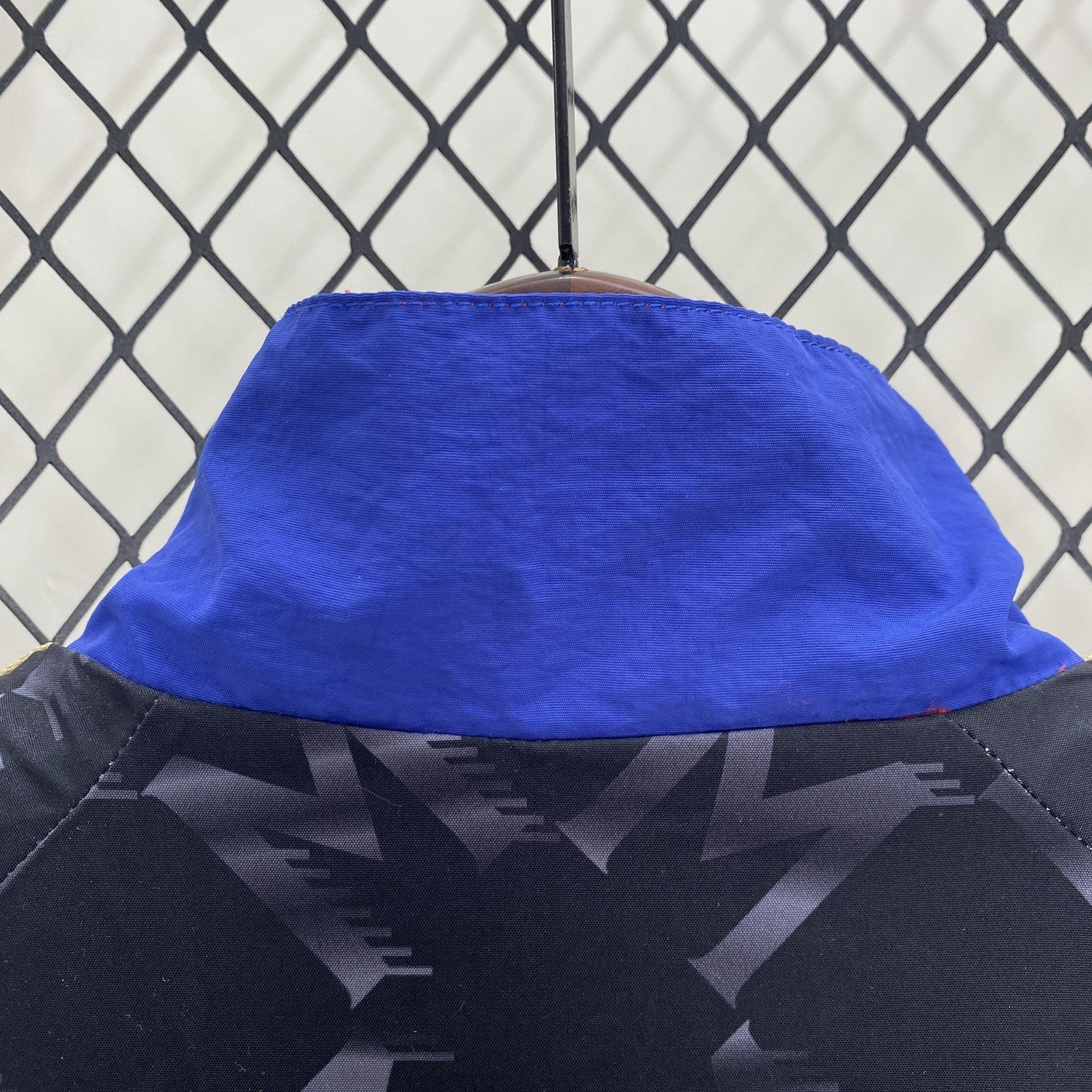 24 25 M U Windbreaker