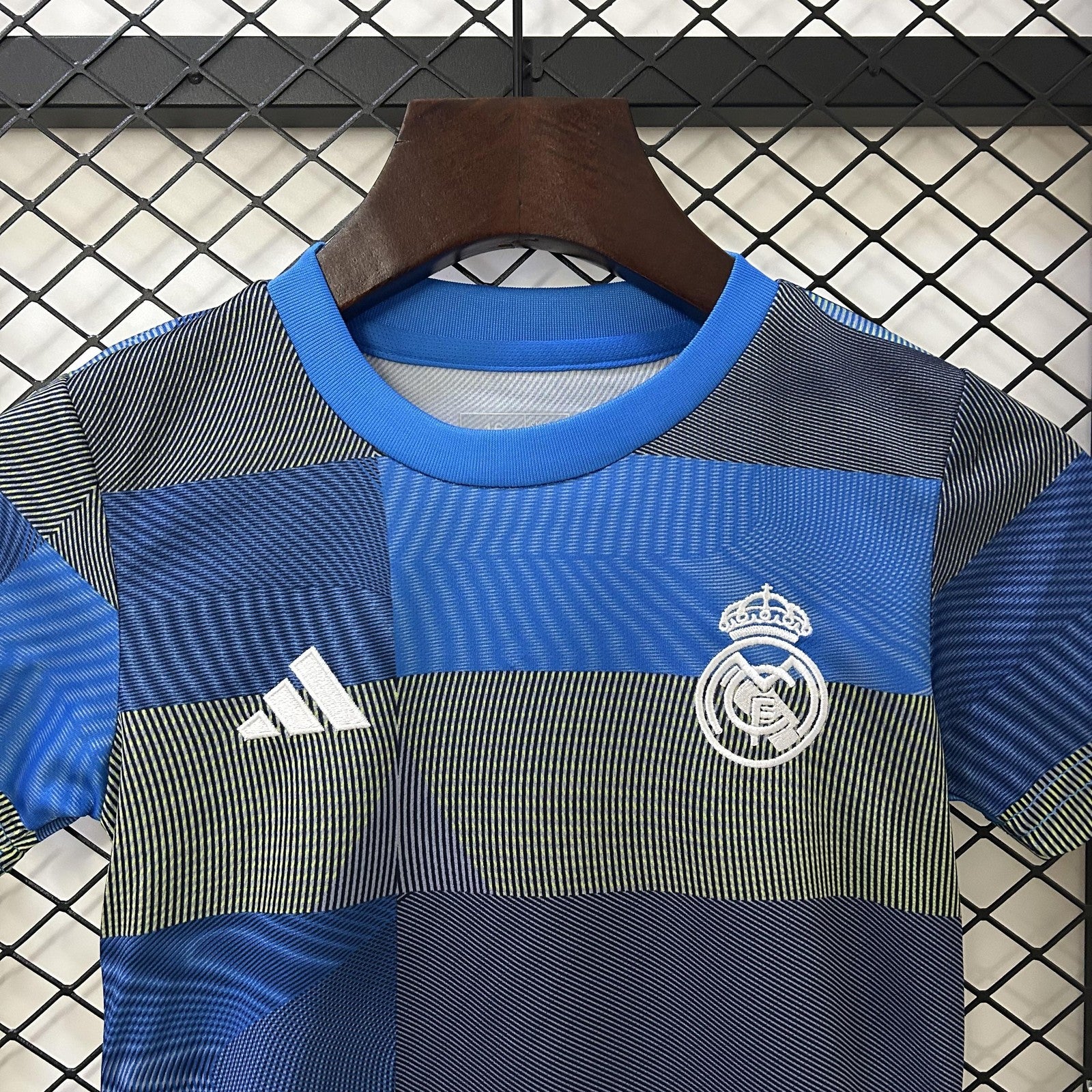 25 26 Kids Real Madrid Training Uniform