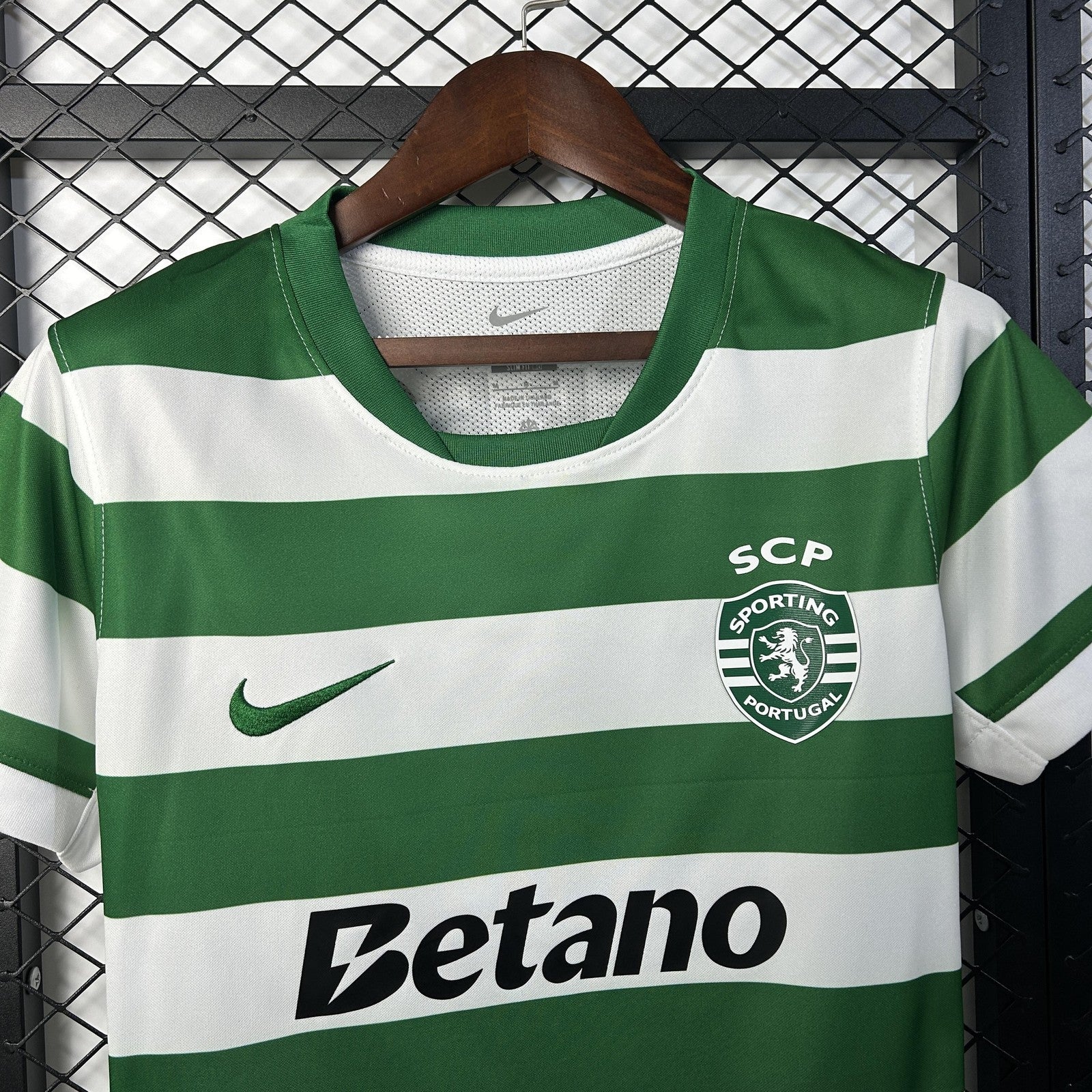25 26 Woman Sporting Lisbon Home