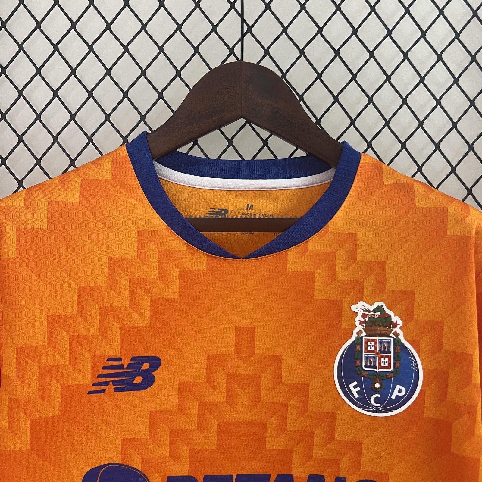 24 25 Porto Away