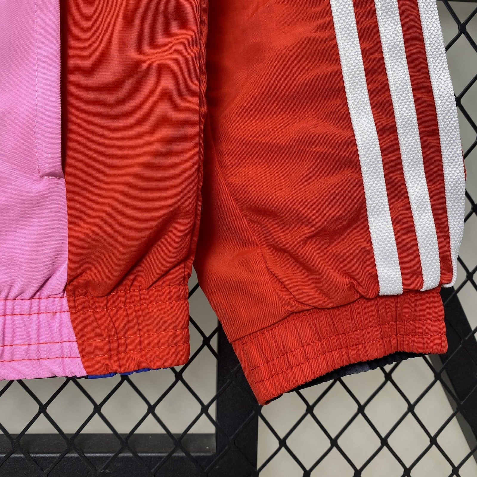 24 25 M U Windbreaker