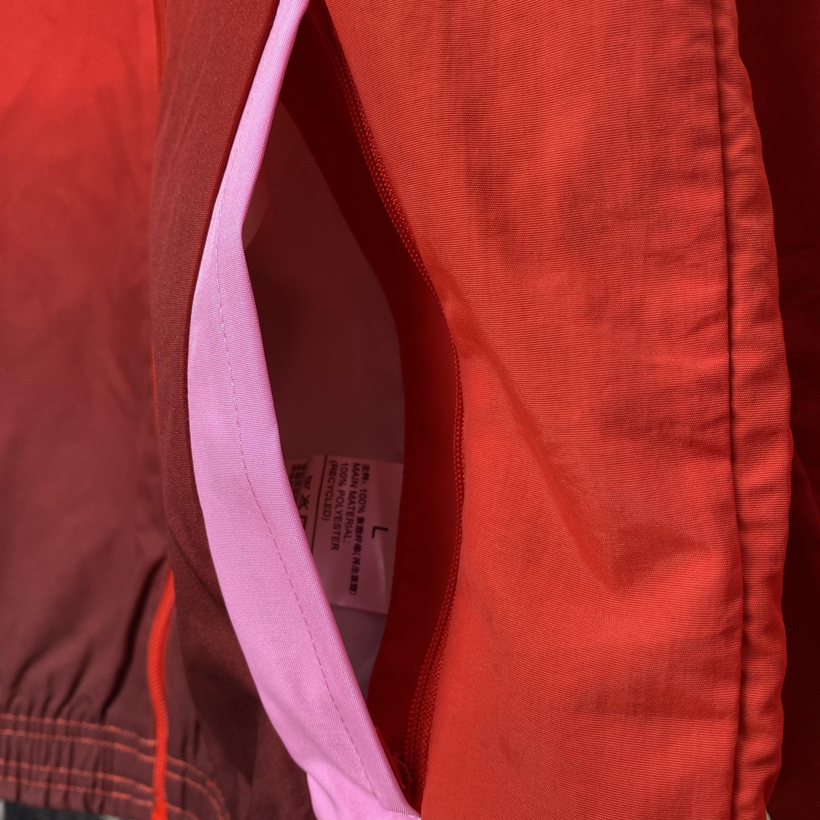 24 25 M U Windbreaker