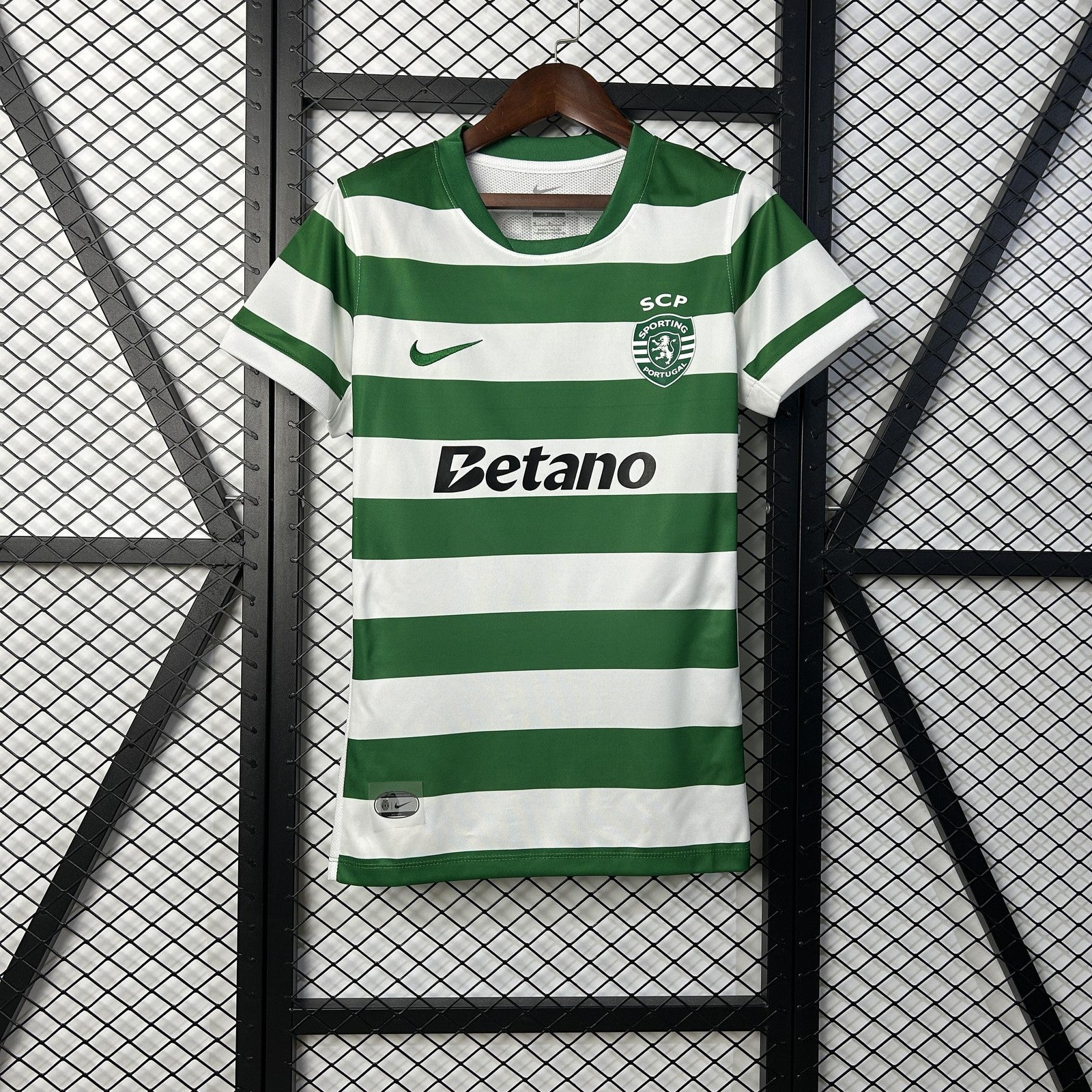 25 26 Woman Sporting Lisbon Home