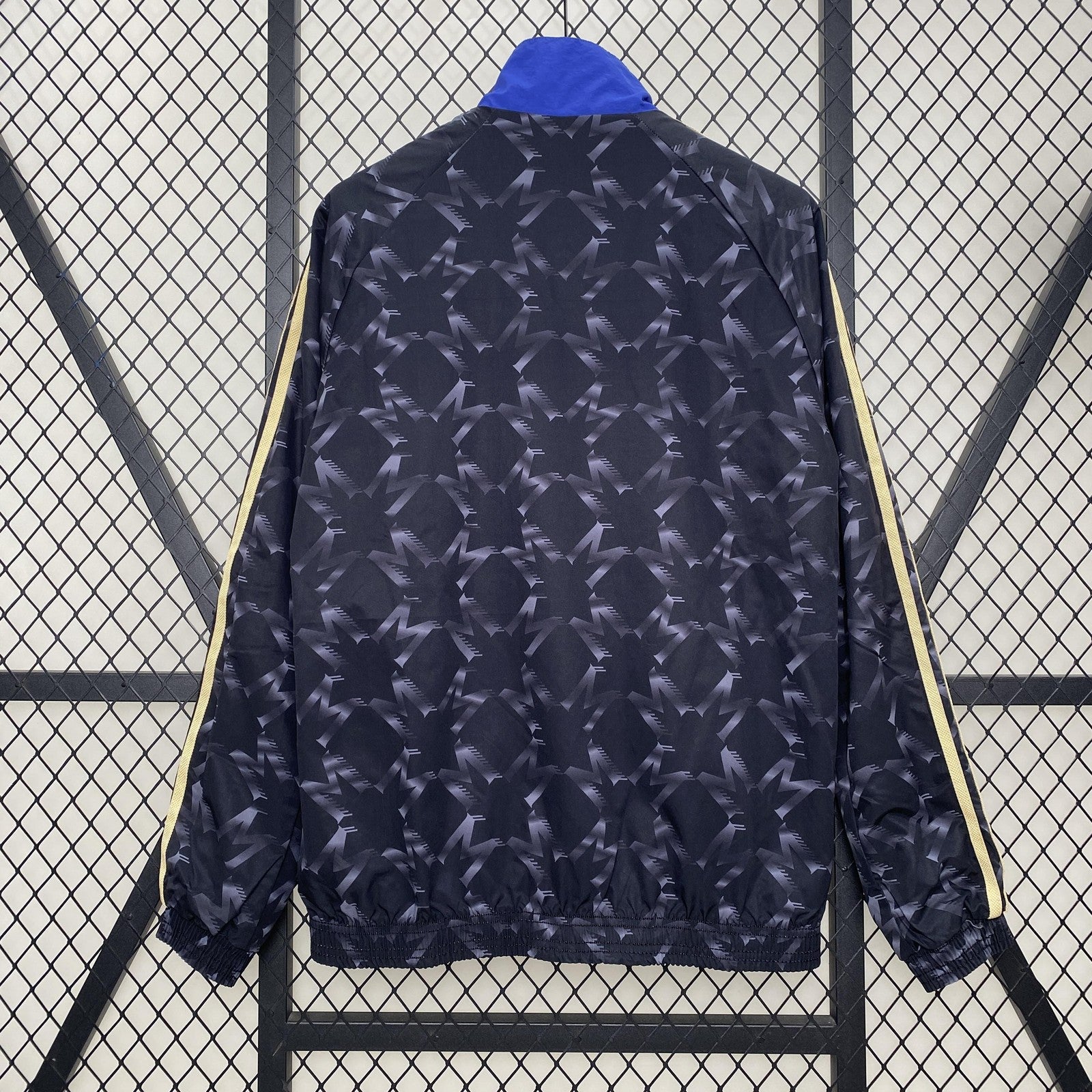 24 25 M U Windbreaker