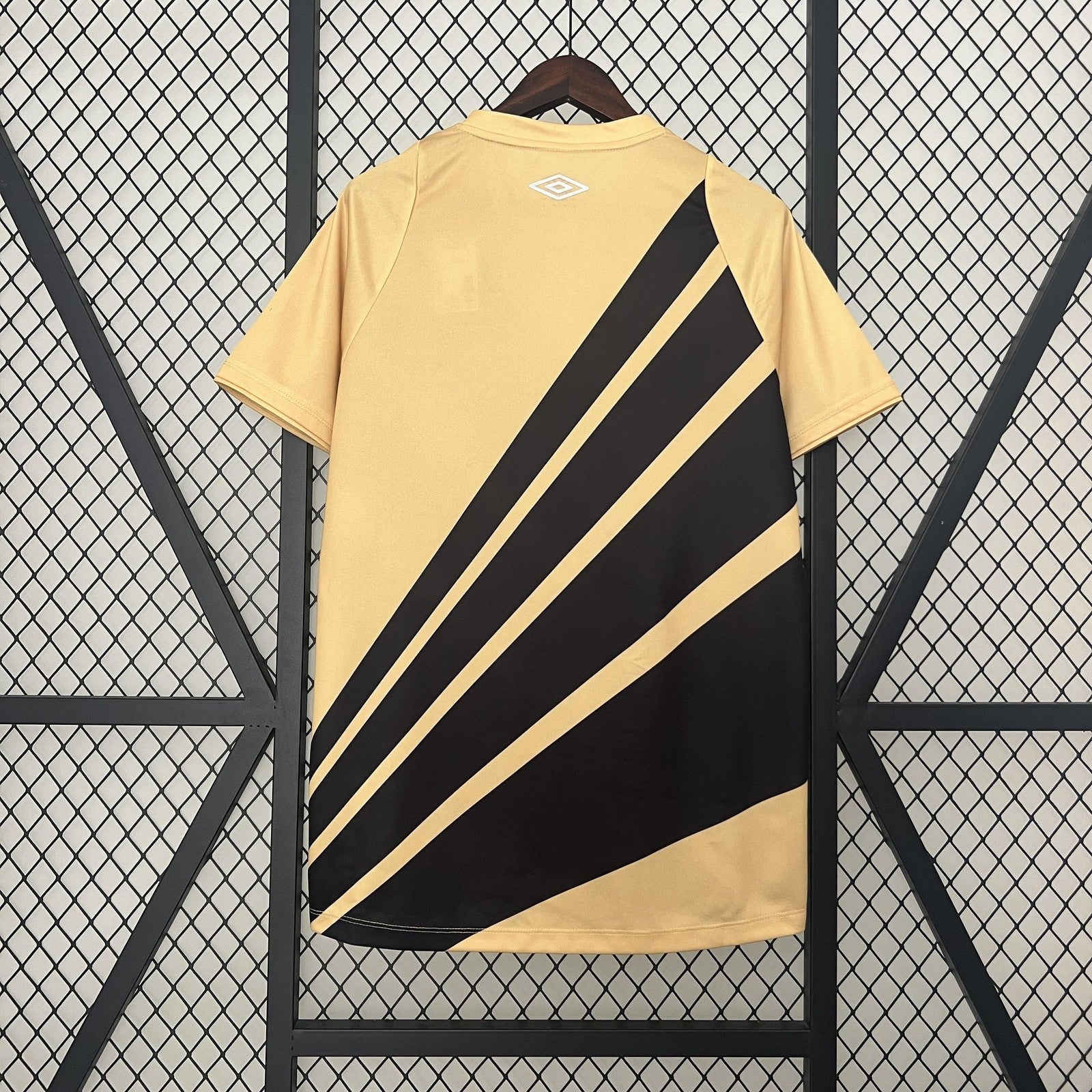 24 25 Paranaese Away