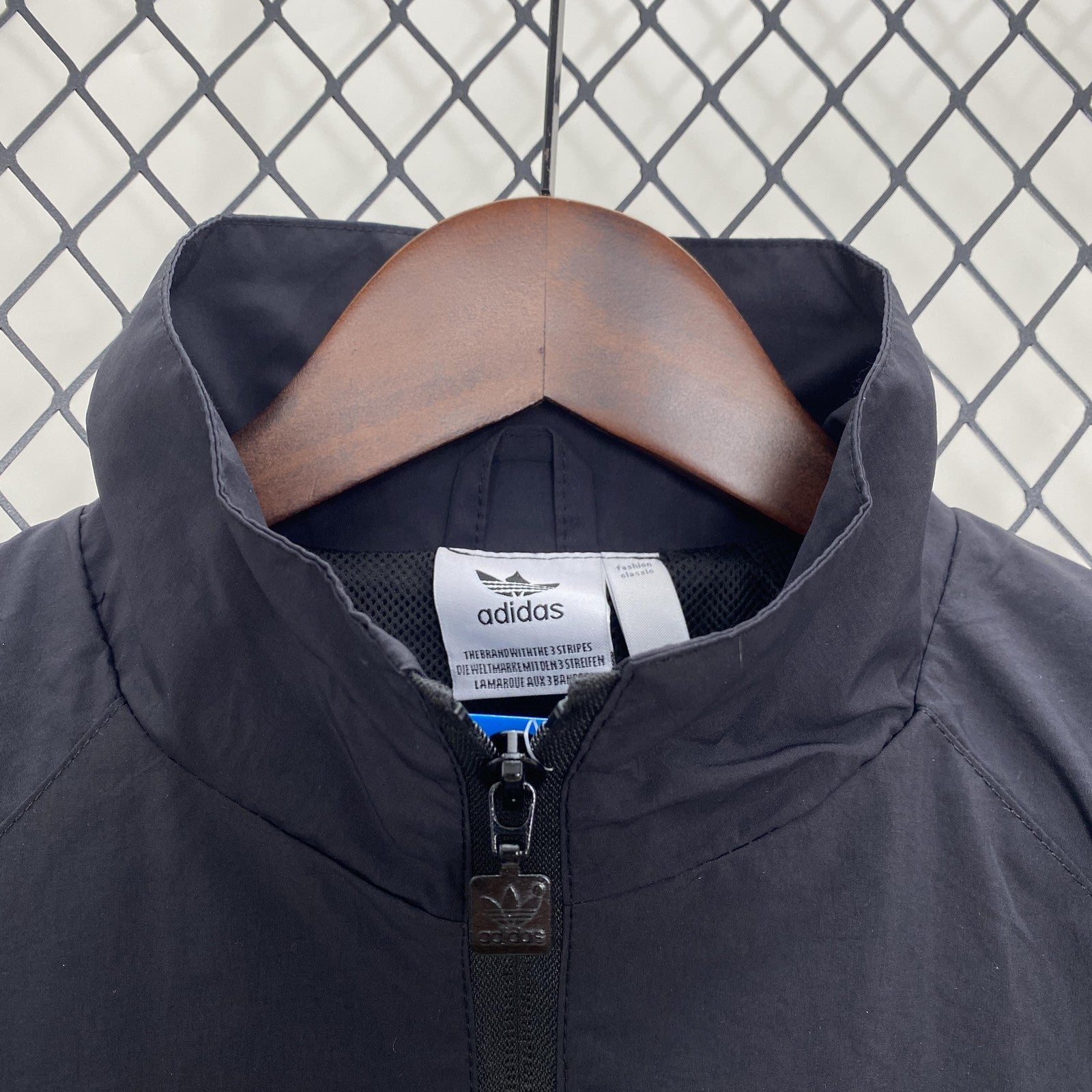 24 25 M U Windbreaker 2