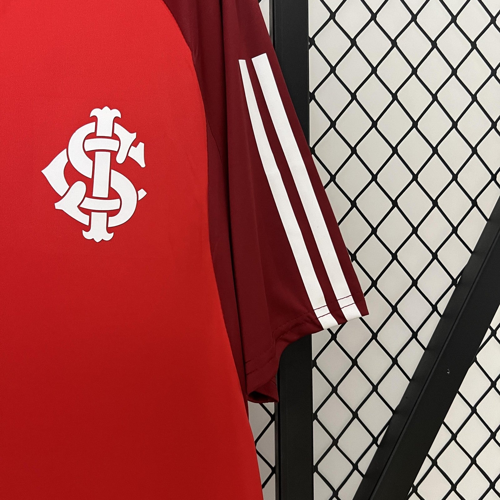 24 25 Internacional Training Wear Red