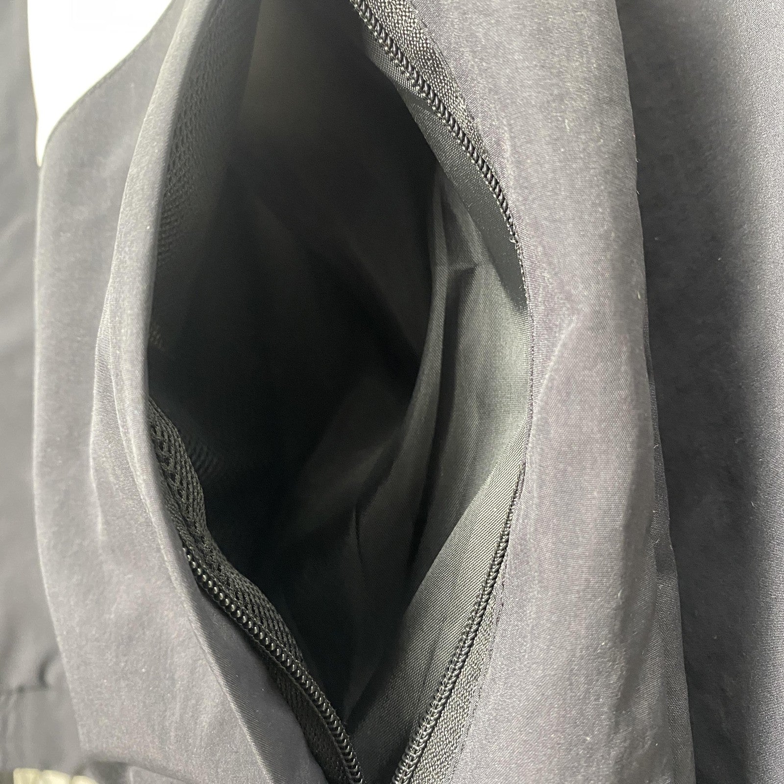 24 25 M U Windbreaker 2