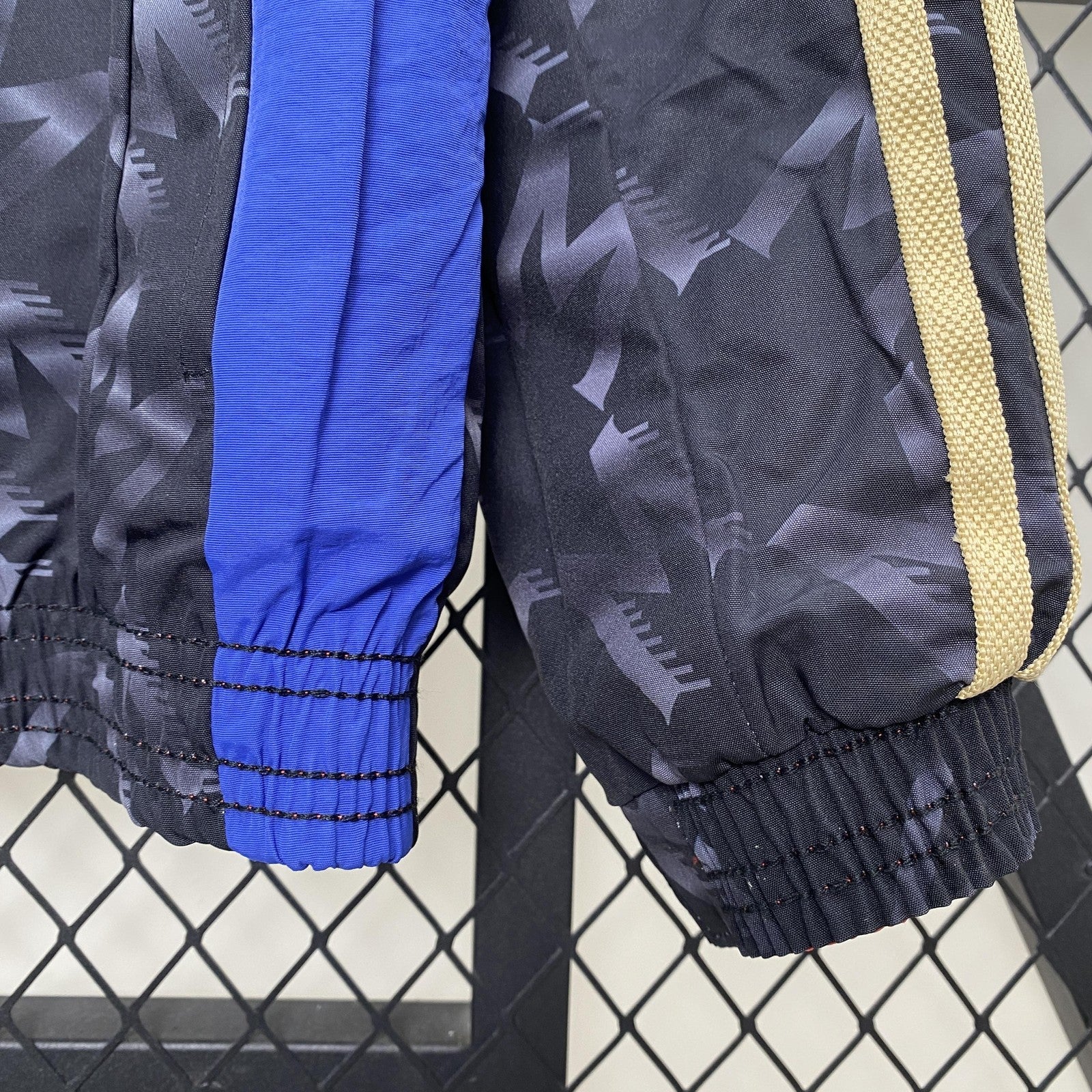 24 25 M U Windbreaker