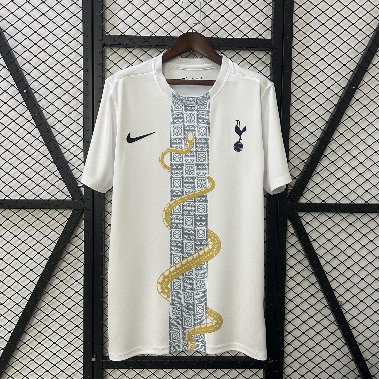 25 26 Tottenham Pre Match Clothing