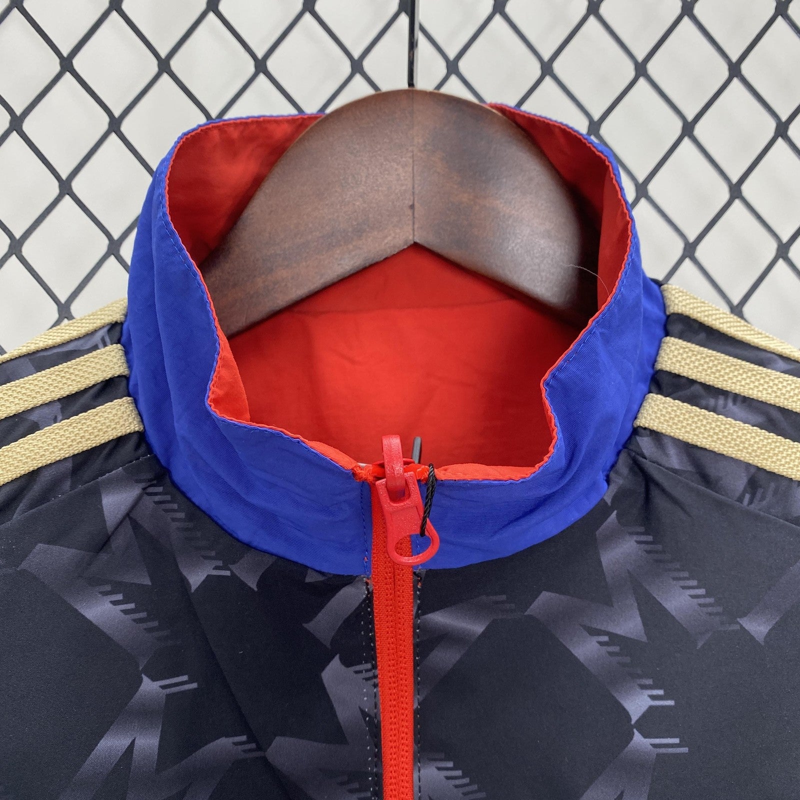 24 25 M U Windbreaker