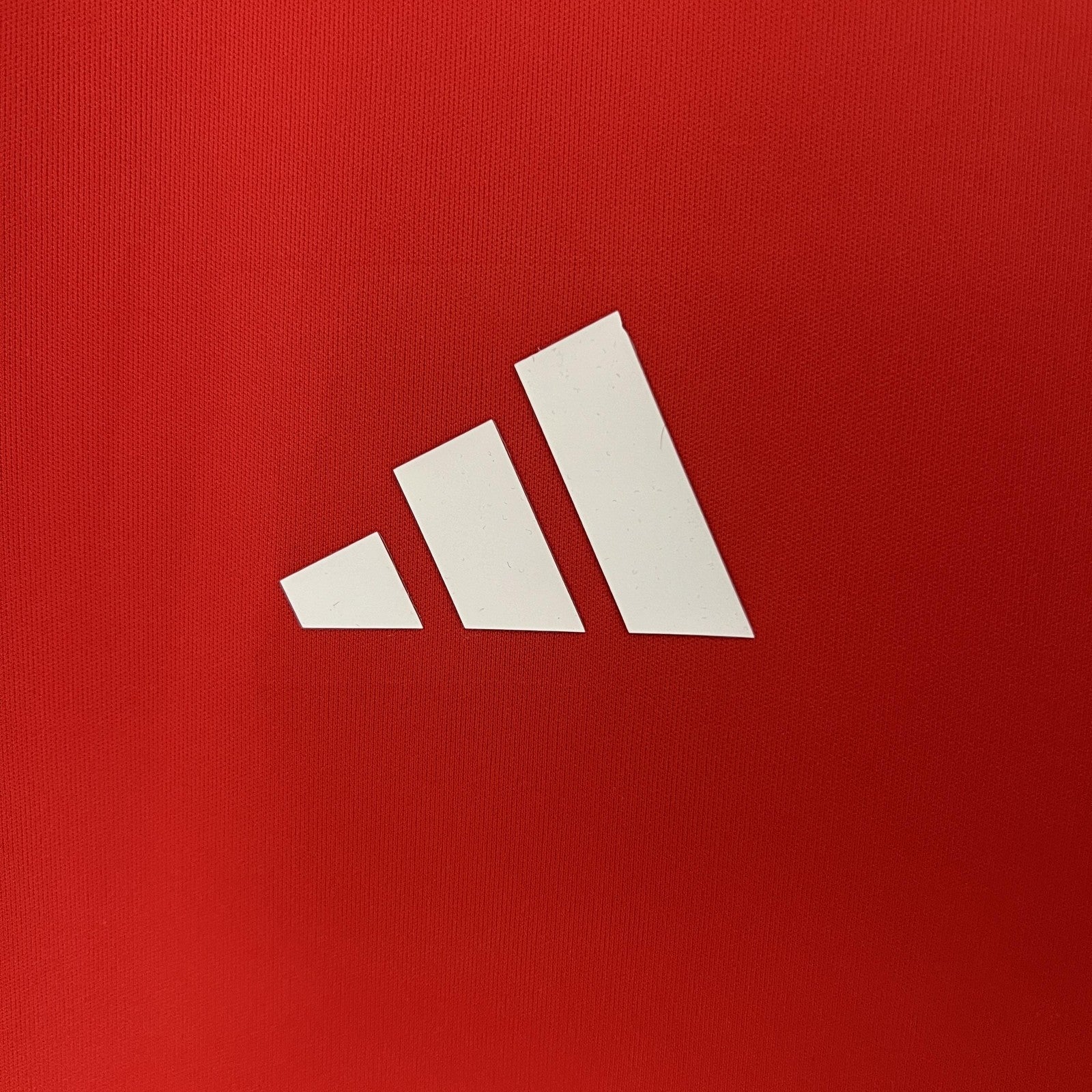 24 25 Internacional Training Wear Red