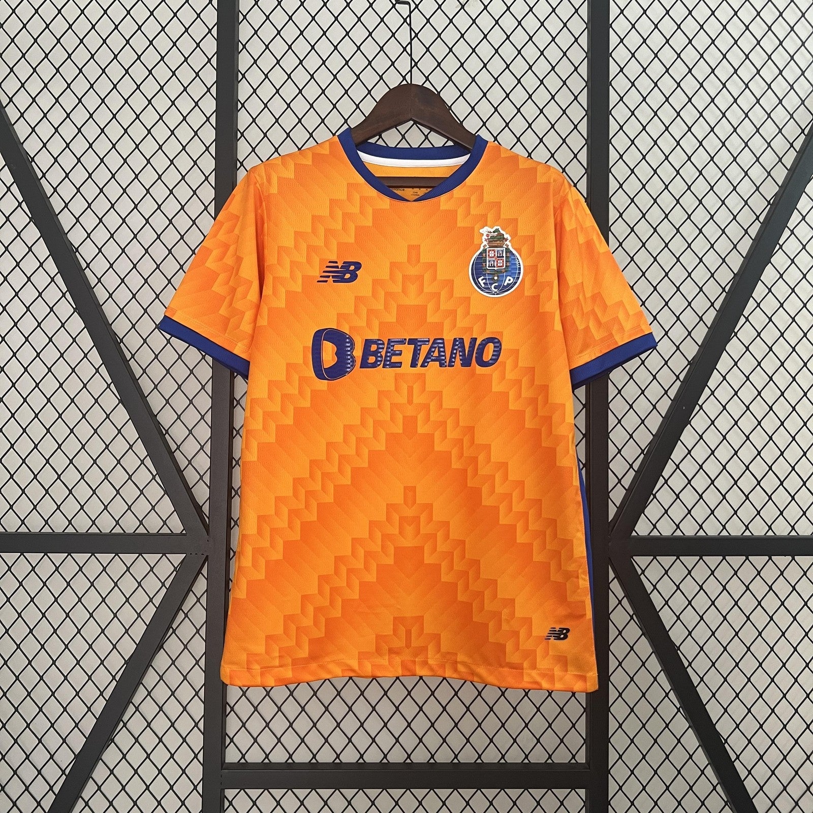 24 25 Porto Away